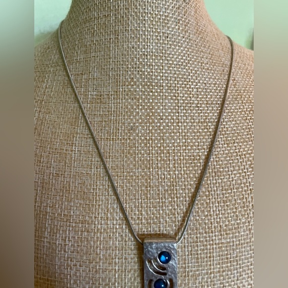 Elegant Silver Necklace with Blue Accents - Picture 5 of 7